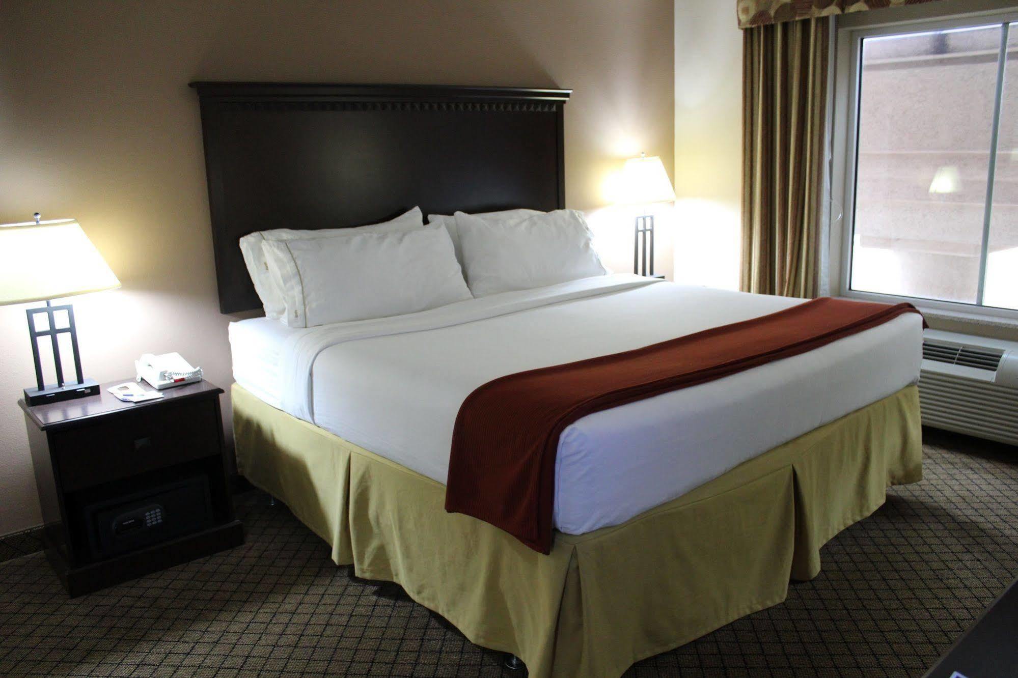 Holiday Inn Express Hotel & Suites Sedalia, An Ihg Hotel מראה חיצוני תמונה